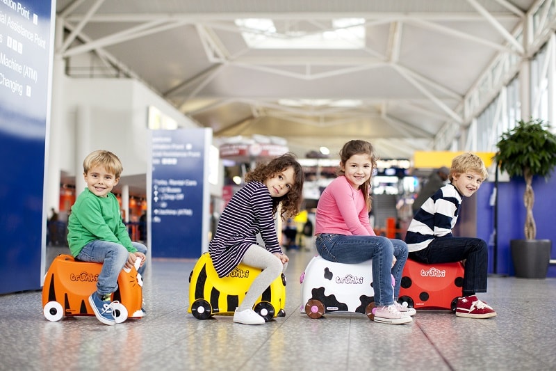 Дети на чемоданах Trunki.
